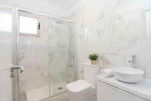 a bathroom with a shower and a toilet and a sink at Alojamiento Guayarmina in La Restinga