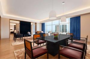 Un comedor y una sala de estar con mesa y sillas. en Hilton Lima Miraflores, en Lima