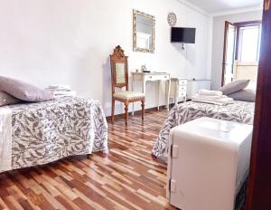 a room with two beds and a suitcase at Agriturismo La Foscarina in Vescovana
