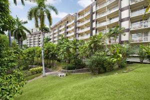 un edificio de apartamentos con césped delante en Hilton Trinidad & Conference Centre en Puerto España