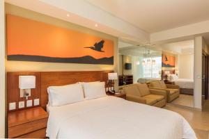 Postel nebo postele na pokoji v ubytování Hampton Inn & Suites by Hilton Los Cabos