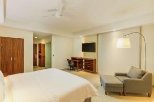 TV a/nebo společenská místnost v ubytování Hampton Inn & Suites by Hilton Los Cabos