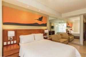 Postel nebo postele na pokoji v ubytování Hampton Inn & Suites by Hilton Los Cabos