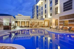 une piscine en face d'un bâtiment dans l'établissement Hilton Garden Inn Tuxtla Gutierrez, à Tuxtla Gutiérrez