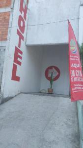 un garage avec un panneau et une installation dans l'établissement Hotel Marquês de Maricá, à Maricá