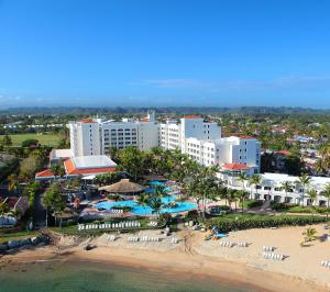 una vista aérea de un complejo con playa y edificios en Embassy Suites by Hilton Dorado del Mar Beach Resort, en Dorado