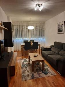 sala de estar con sofá y mesa en Apartamento Bulevar, en Burgos