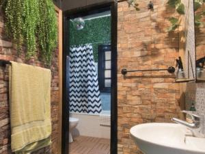 een badkamer met een toilet, een wastafel en een spiegel bij Royal hotel tambar springs 