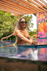 Pousada e Restaurante Amazonia في ألتر دو تشاو: امرأة ترتدي البيكيني في حمام السباحة