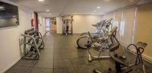 een fitnessruimte met loopbanden en crosstrainers bij Hilton Garden Inn Montevideo in Montevideo