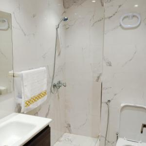 La salle de bains est pourvue d'une douche, de toilettes et d'un lavabo. dans l'établissement Super Apartement Totalement neuf a Marjane, à Tanger