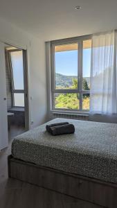 Hydros في ريبول: سرير في غرفة مع نافذة كبيرة