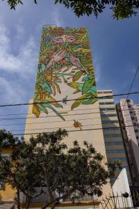 un bâtiment avec une peinture sur son côté dans l'établissement Hilton Garden Inn Lima Miraflores, à Lima