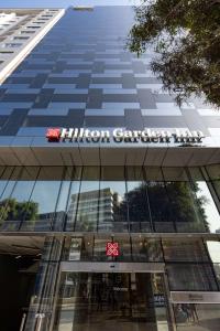 un bâtiment avec un panneau à l'avant dans l'établissement Hilton Garden Inn Lima Miraflores, à Lima