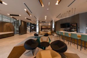 Uma área de estar em Hilton Garden Inn Lima Miraflores