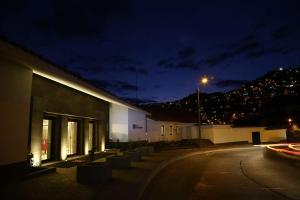 eine leere Straße in der Nacht mit einem Gebäude in der Unterkunft Hilton Garden Inn Cusco in Cusco