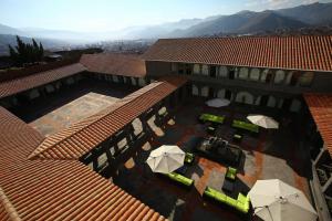 einen Blick über eine Terrasse mit Sonnenschirmen auf dem Dach in der Unterkunft Hilton Garden Inn Cusco in Cusco