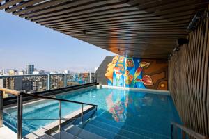 A piscina localizada em Hilton Garden Inn Lima Miraflores ou nos arredores