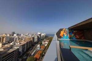 A piscina localizada em Hilton Garden Inn Lima Miraflores ou nos arredores