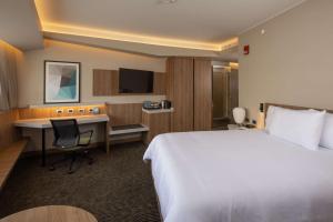 Cama ou camas em um quarto em Hilton Garden Inn Lima Miraflores