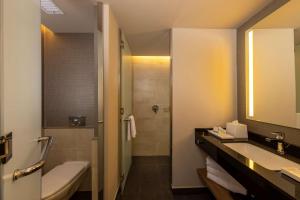 Um banheiro em Hilton Garden Inn Lima Miraflores
