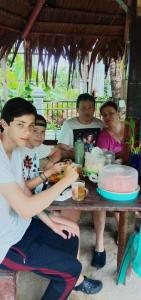 入住Raja Ampat Sandy Guest House的客人