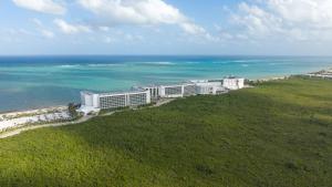 坎昆Hilton Cancun, an All-Inclusive Resort的海滩度假村的鸟瞰图