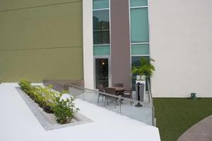 - un balcon d'un immeuble avec une table et des chaises dans l'établissement Hampton Inn by Hilton Villahermosa, à Villahermosa