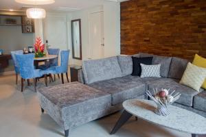 een woonkamer met een bank en een tafel en stoelen bij Hampton Inn by Hilton Villahermosa in Villahermosa