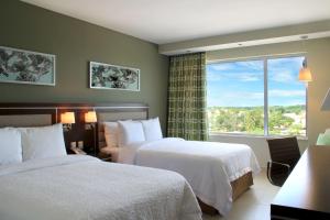 Habitación de hotel con 2 camas y ventana grande. en Hampton Inn by Hilton Villahermosa en Villahermosa
