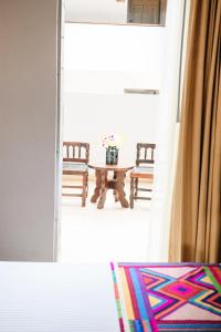 mesa y sillas en una habitación con ventana en Hotel Mesón de la Chinantla, en San Juan Bautista Tuxtepec