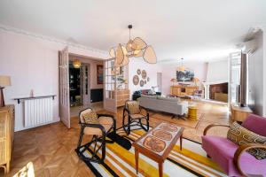 sala de estar con sofá y mesa en Cannes Luxury Rental - Stunning renovated house with pool to rent en Le Cannet