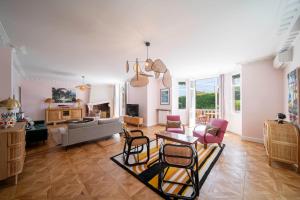 sala de estar con sofá, mesa y sillas en Cannes Luxury Rental - Stunning renovated house with pool to rent en Le Cannet