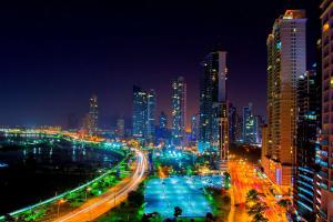 uma vista nocturna de uma cidade com luzes e edifícios em Hilton Panama em Cidade do Panamá