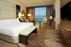 um quarto de hotel com uma cama e uma televisão em Hilton Panama em Cidade do Panamá