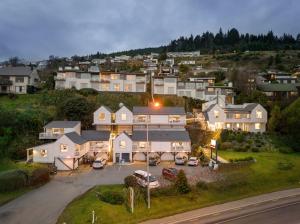 z góry widok na dom z parkingiem w obiekcie Lakeview Colonial Motel w mieście Queenstown