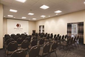 - une salle de conférence avec des rangées de chaises dans l'établissement DoubleTree by Hilton Hotel Boston - Downtown, à Boston