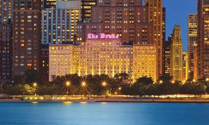 un edificio iluminado en una ciudad por la noche en The Drake Hotel, en Chicago