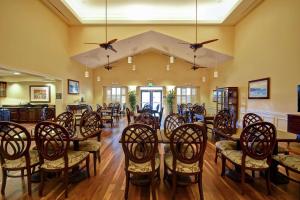 uma sala de jantar com uma mesa longa e cadeiras em Homewood Suites by Hilton Charleston Airport/Convention Center em Charleston