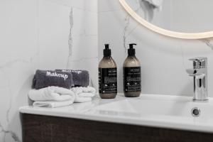 クイーンズタウンにあるLakeview Colonial Motelのバスルームのシンクに洗濯洗剤2本とタオルが置いてある +71枚の写真