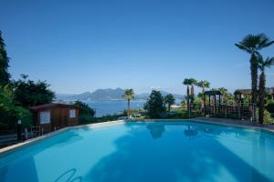 una grande piscina con vista sull'acqua di Rossana Apartment Lago Maggiore a Baveno