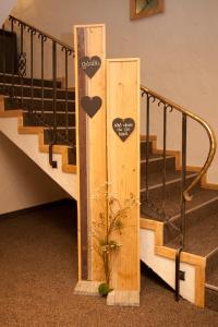 una escalera de madera con corazones. en Hotel Die Montafonerin en Vandans
