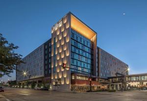 德梅因Hilton Des Moines Downtown的城市街道上设有交通信号灯的高楼