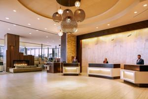 lobby hotelu z ludźmi siedzącymi przy stanowiskach w obiekcie Hilton Denver City Center w mieście Denver