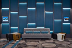 Hilton Des Moines Downtown的休息区