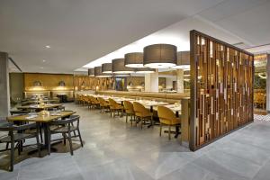 Hilton Des Moines Downtown餐厅或其他用餐的地方