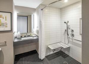 Hilton Des Moines Downtown的一间浴室