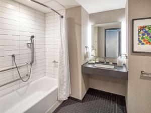 Hilton Des Moines Downtown的一间浴室