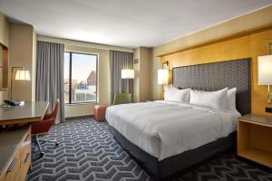 Hilton Des Moines Downtown客房内的一张或多张床位