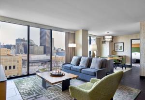 Hilton Des Moines Downtown的休息区